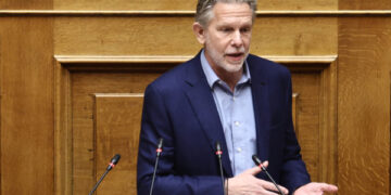 Όσο ο θυμός είναι στο «κόκκινο», τα κόμματα που έχουν κυβερνήσει βρίσκονται σε άμυνα