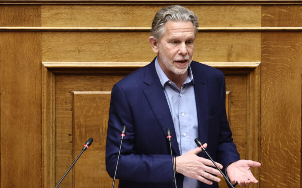 Όσο ο θυμός είναι στο «κόκκινο», τα κόμματα που έχουν κυβερνήσει βρίσκονται σε άμυνα