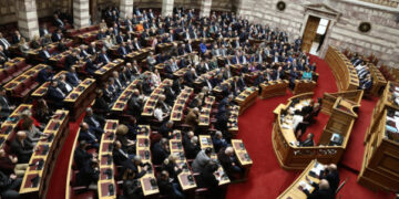 Βουλή: Υπερψηφίστηκε το νομοσχέδιο για την ενίσχυση της Κεφαλαιαγοράς – Πιερρακάκης: «Υπερόπλο» ο εξωδικαστικός συμβιβασμός