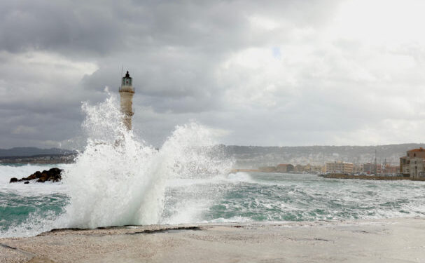 Καιρός: Βροχές, καταιγίδες και ισχυροί άνεμοι σήμερα