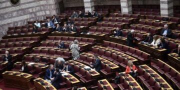 Σφοδρή σύγκρουση στην Ολομέλεια για μεταναστευτικό, ακροδεξιά, Σπαρτιάτες και μνημόνια