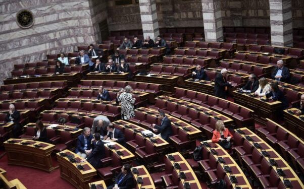 Σφοδρή σύγκρουση στην Ολομέλεια για μεταναστευτικό, ακροδεξιά, Σπαρτιάτες και μνημόνια