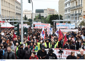 Σε εξέλιξη η απεργιακή συγκέντρωση στο κέντρο της Αθήνας