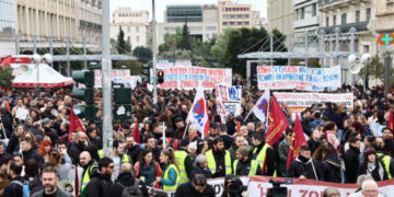 Σε εξέλιξη η απεργιακή συγκέντρωση στο κέντρο της Αθήνας