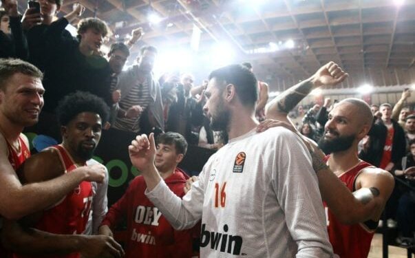 Ολυμπιακός: «Φέρτε μας το ευρωπαϊκό» φώναζαν οι φίλαθλοι των Πειραιωτών μετά τη νίκη επί της Μακάμπι