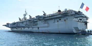 Στον Όρμο Φαλήρου το αεροπλανοφόρο «Σαρλ ντε Γκολ»