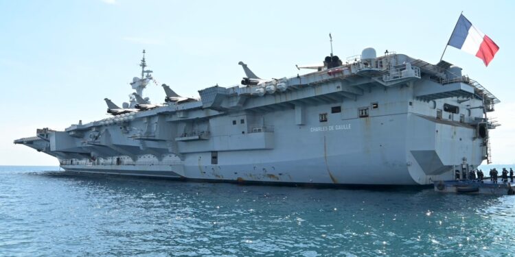 Στον Όρμο Φαλήρου το αεροπλανοφόρο «Σαρλ ντε Γκολ»