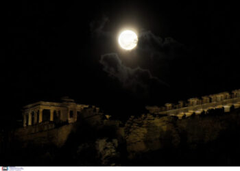 Εντυπωσιακές εικόνες από το «ροζ φεγγάρι» – Ο λόγος που πήρε αυτή την ονομασία