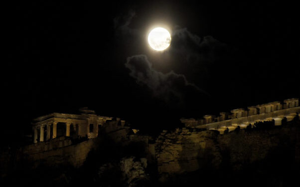 Εντυπωσιακές εικόνες από το «ροζ φεγγάρι» – Ο λόγος που πήρε αυτή την ονομασία