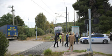 Συνελήφθη ο οδηγός του φορτηγού που συγκρούστηκε με τρένο στο Βαθύ Αυλίδας