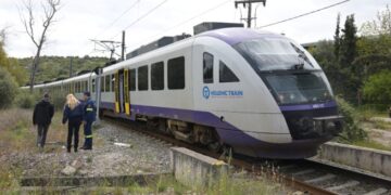 Οι πρώτες εικόνες από τη σύγκρουση τρένου με φορτηγό στο Βαθύ Αυλίδας
