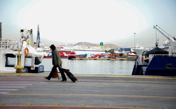 Λιμάνι Πειραιά: Ταλαιπωρία για εκατοντάδες επιβάτες