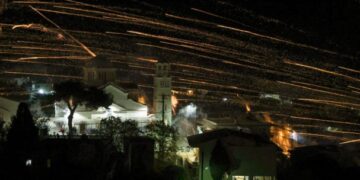 Με λαμπρότητα γιόρτασε την Ανάσταση η Ελλάδα: Βεγγαλικά, πυροτεχνήματα και κροτίδες σε πόλεις και νησιά