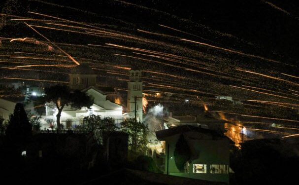 Με λαμπρότητα γιόρτασε την Ανάσταση η Ελλάδα: Βεγγαλικά, πυροτεχνήματα και κροτίδες σε πόλεις και νησιά