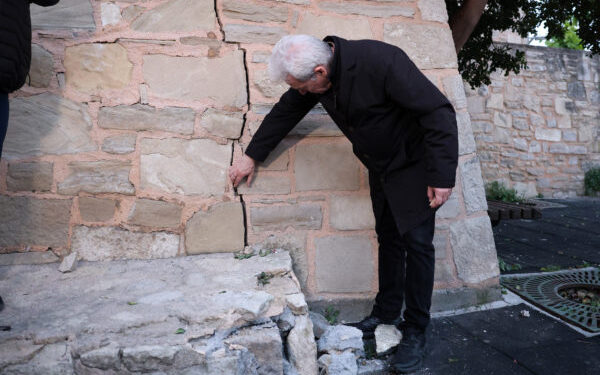 Ηράκλειο: «Το γεωλογικό φαινόμενο βρίσκεται σε εξέλιξη, μπορεί να επεκταθεί» λέει ο Λέκκας για τις ρωγμές στις Βούτες