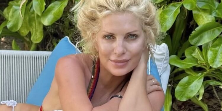 Φωτογραφίζεται με το μπικίνι της