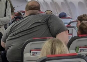 Σάλος με φωτογραφία για τις συνθήκες ταξιδιού των μεγαλόσωμων επιβατών: Οι αντιδράσεις και το «δίλημμα» των καθισμάτων