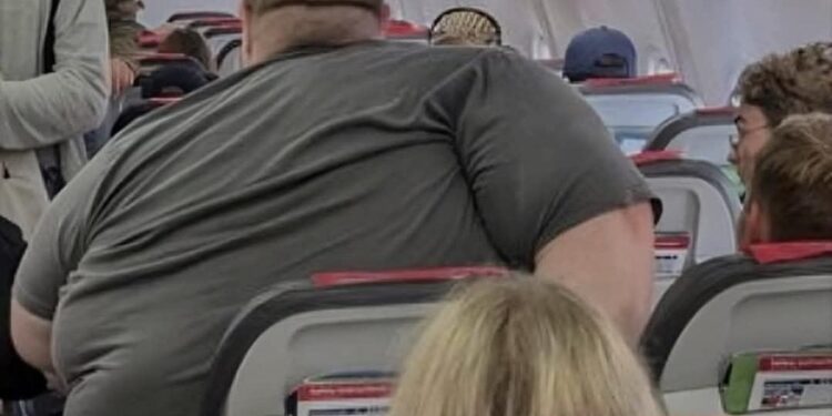 Σάλος με φωτογραφία για τις συνθήκες ταξιδιού των μεγαλόσωμων επιβατών: Οι αντιδράσεις και το «δίλημμα» των καθισμάτων