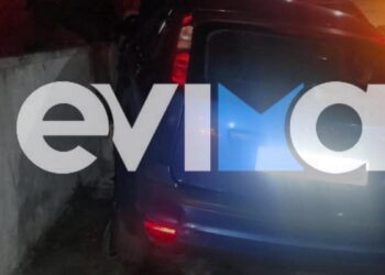 Αυτοκίνητο καρφώθηκε σε μάντρα σπιτιού στην Χαλκίδα