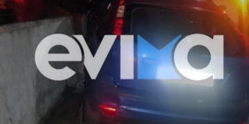 Αυτοκίνητο καρφώθηκε σε μάντρα σπιτιού στην Χαλκίδα
