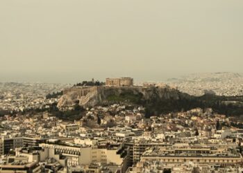 Καιρός: Συννεφιά και σποραδικές καταιγίδες σήμερα