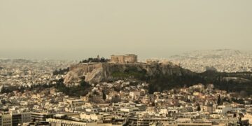 Καιρός: Συννεφιά και σποραδικές καταιγίδες σήμερα