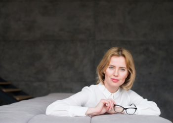 Οι γυναίκες που έχουν πληγωθεί στο παρελθόν και δεν το έχουν ξεπεράσει, συνήθως εμφανίζουν 7 χαρακτηριστικές συμπεριφορές