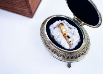 Δεν δίνει το δαχτυλίδι που κληρονόμησε από την γιαγιά της στον αδελφό της για να κάνει πρόταση γάμου στην σύντροφό του