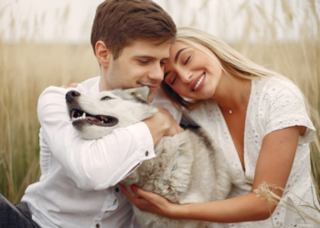 Χαμός με 23χρονη που αποκαλύπτει ότι «εκπαιδεύει» τον σύντροφό της όπως έναν σκύλο – «Εφαρμόζω τις ίδιες τεχνικές