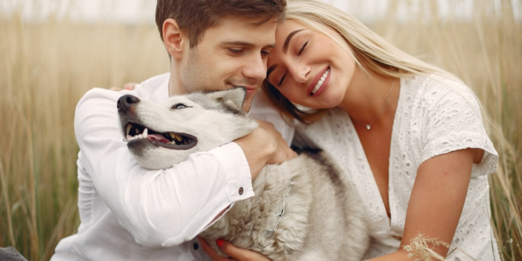 Χαμός με 23χρονη που αποκαλύπτει ότι «εκπαιδεύει» τον σύντροφό της όπως έναν σκύλο – «Εφαρμόζω τις ίδιες τεχνικές