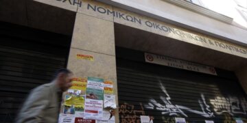 Σοβαρό επεισόδιο στη Νομική – Ομάδα ατόμων εισέβαλε σε εκδήλωση