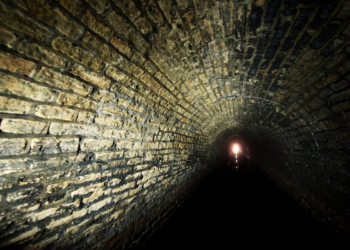 Ανακαλύφθηκε τυχαία μυστικό τούνελ κάτω από σπίτι κατά τη διάρκεια ανακαίνισης