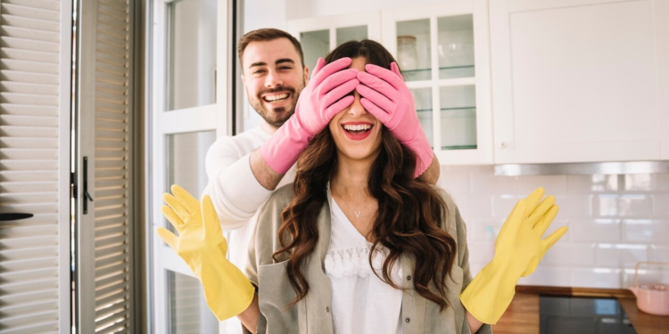 Οι άνδρες που θεωρούν τις δουλειές του σπιτιού υποτιμητικές, συνήθως μεγάλωσαν σε ένα οικογενειακό περιβάλλον με αυτά τα 7 χαρακτηριστικά