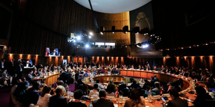 Αναθεωρεί προς τα κάτω την πρόβλεψή της για την ανάπτυξη της Λατινικής Αμερικής