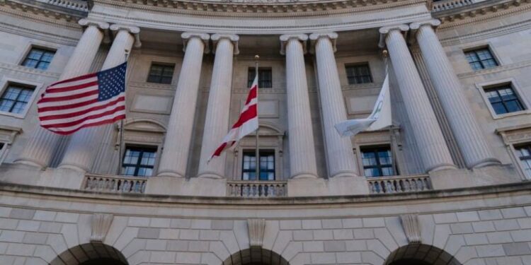 Η Υπηρεσία Προστασίας τους Περιβάλλοντος ξεκινά τις απολύσεις εργαζομένων στο γραφείο περιβαλλοντικής δικαιοσύνης