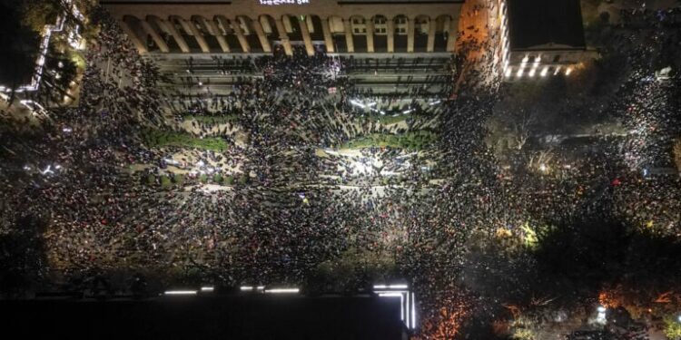 Η κυβέρνηση απέλυσε 700 δημόσιους υπαλλήλους, υποστηρικτές των διαδηλώσεων υπέρ της ΕΕ