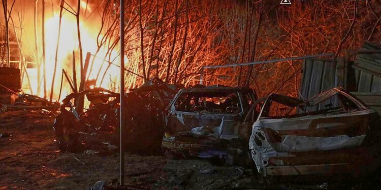 Ένας νεκρός και καταστροφές σε σπίτια από ρωσικά πλήγματα στην πόλη Ντνίπρο