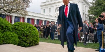 Οι δασμοί Τραμπ «χτυπούν» Ray-Ban, καφέ, μπότοξ και… sex toys