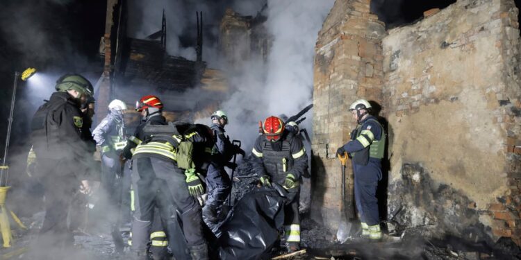 Τουλάχιστον ένας νεκρός και 39 τραυματίες από ρωσικά πλήγματα σε Ντνίπρο και Χάρκοβο