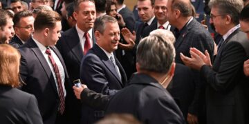 Τουρκία: Πανηγυρική επανεκλογή του Οζγκιούρ Οζέλ στο συνέδριο του CHP