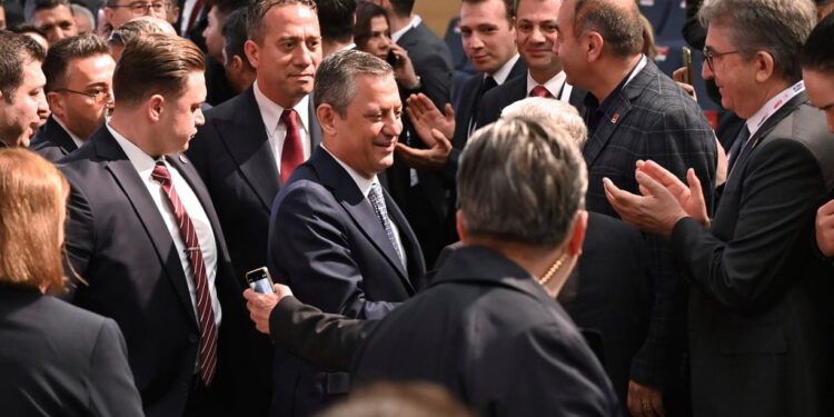 Τουρκία: Πανηγυρική επανεκλογή του Οζγκιούρ Οζέλ στο συνέδριο του CHP