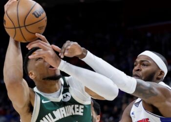 O Αντετοκούνμπο οδήγησε τους Μπακς στα playoffs με triple double – Νίκη επί των Πίστονς με 125-119 και πέμπτη θέση