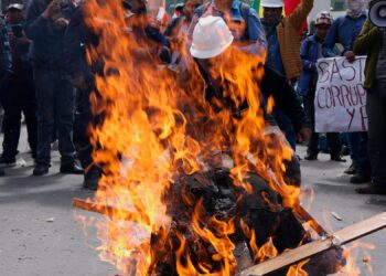 Στους δρόμους χιλιάδες μεταλλωρύχοι διαδηλώνοντας για την έλλειψη καυσίμων