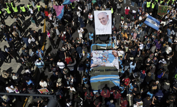 Το «ύστατο χαίρε» στον Πάπα Φραγκίσκο – Πλήθος κόσμου στην κεντρική πλατεία του Μπουένος Άιρες