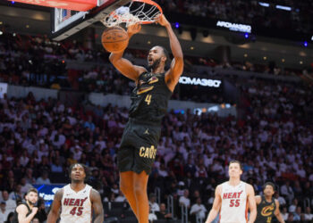 NBA: «Σκούπισαν» τους Γκρίζλις οι Θάντερ