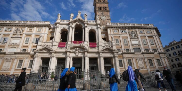 Live – Άρχισε το λαϊκό προσκύνημα στον τάφο του πάπα Φραγκίσκου