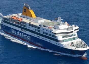 Έκτακτη δρομολόγηση του «Blue Star Paros» από το λιμάνι της Σύρου – Πάνω από 1.000 επιβάτες προς Πειραιά