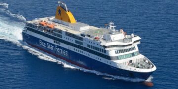 Έκτακτη δρομολόγηση του «Blue Star Paros» από το λιμάνι της Σύρου – Πάνω από 1.000 επιβάτες προς Πειραιά