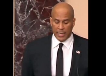 Γερουσιαστής έσπασε κάθε ρεκόρ μιλώντας αδιάκοπα για 24 ώρες κατά του Τραμπ