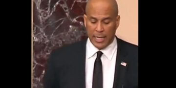 Γερουσιαστής έσπασε κάθε ρεκόρ μιλώντας αδιάκοπα για 24 ώρες κατά του Τραμπ